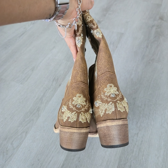 Embroidered Tan Western Cowboy Boots - Picture 10 of 15